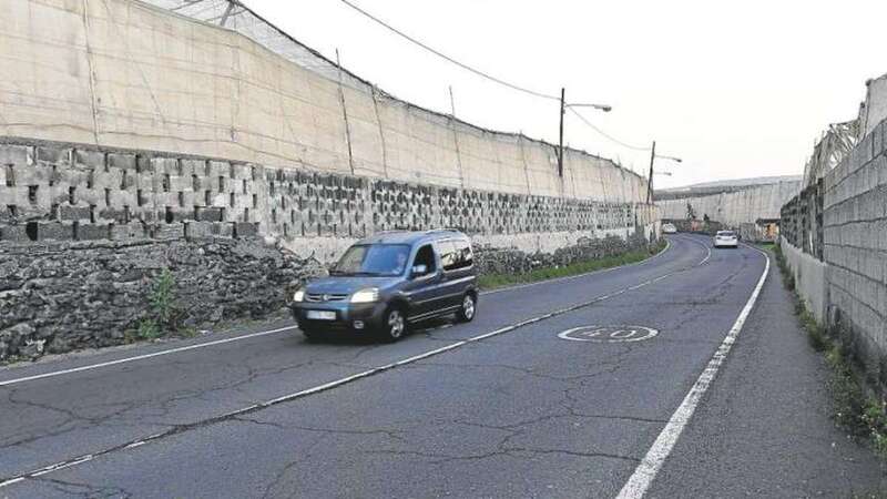 Tramo peligroso para los peatones por la estrechez de la vía (Foto TA)